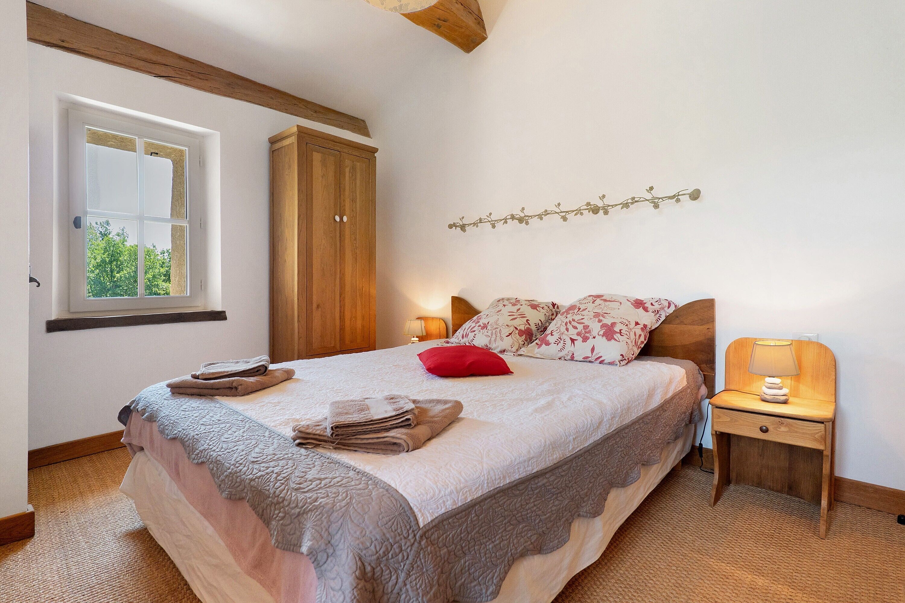 4 habitaciones, tabla de planchar con plancha, wifi y ropa de cama 