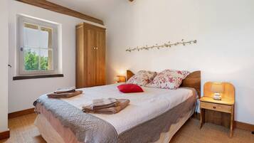 4 habitaciones, tabla de planchar con plancha, wifi y ropa de cama