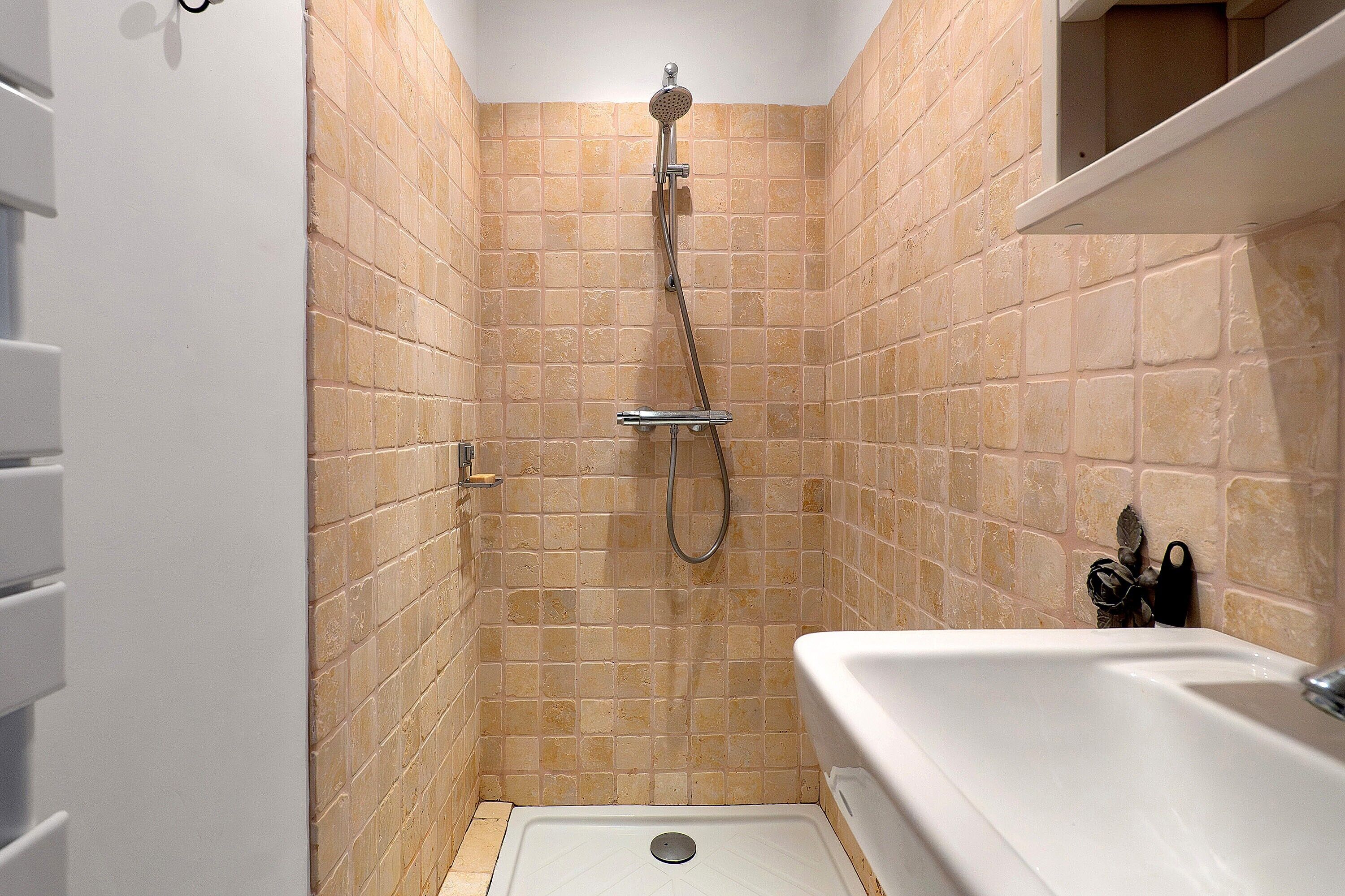 Dusche, Haartrockner, Handtücher