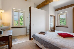 Iron/ironing board, WiFi, bed sheets