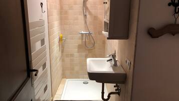 Dusche, Haartrockner, Handtücher
