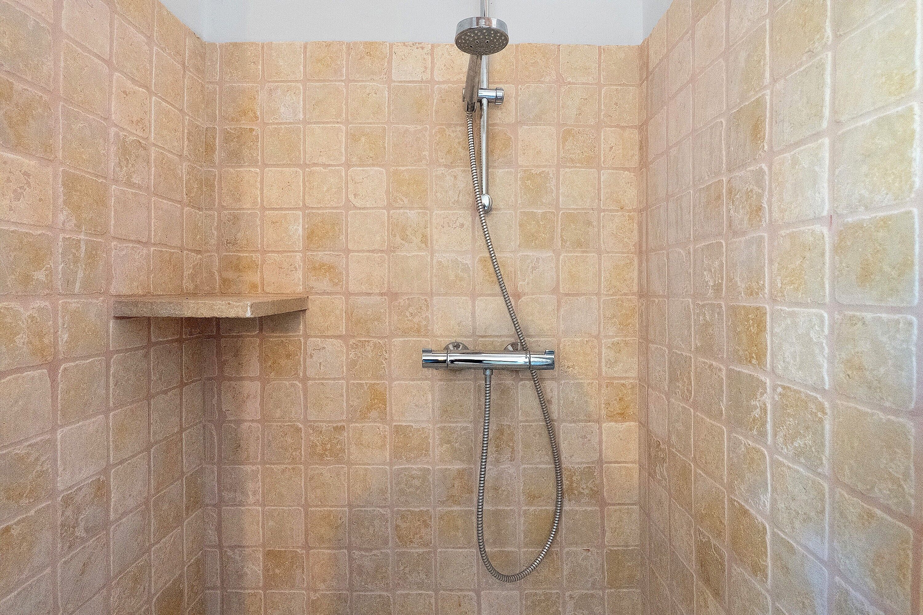 Douche, sèche-cheveux, serviettes fournies