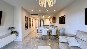 A modern interior with a kitchen, dining area, and living space. - Relax Oasis and Terrace in Sol Andalusi (Alhaurín de la Torre)