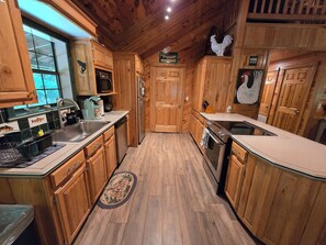 Coffee/tea maker, fridge, microwave, oven - Almost Heaven: Disconnect and Recharge at peaceful cabin in Hochatown (Broken Bow)