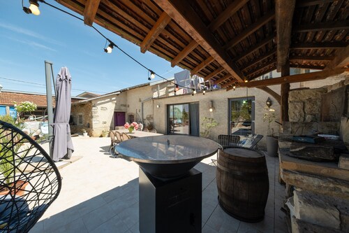 Gîte « Des 3 Suissesses » avec terrasse privée, piscine et Wi-Fi, borne rechargeable