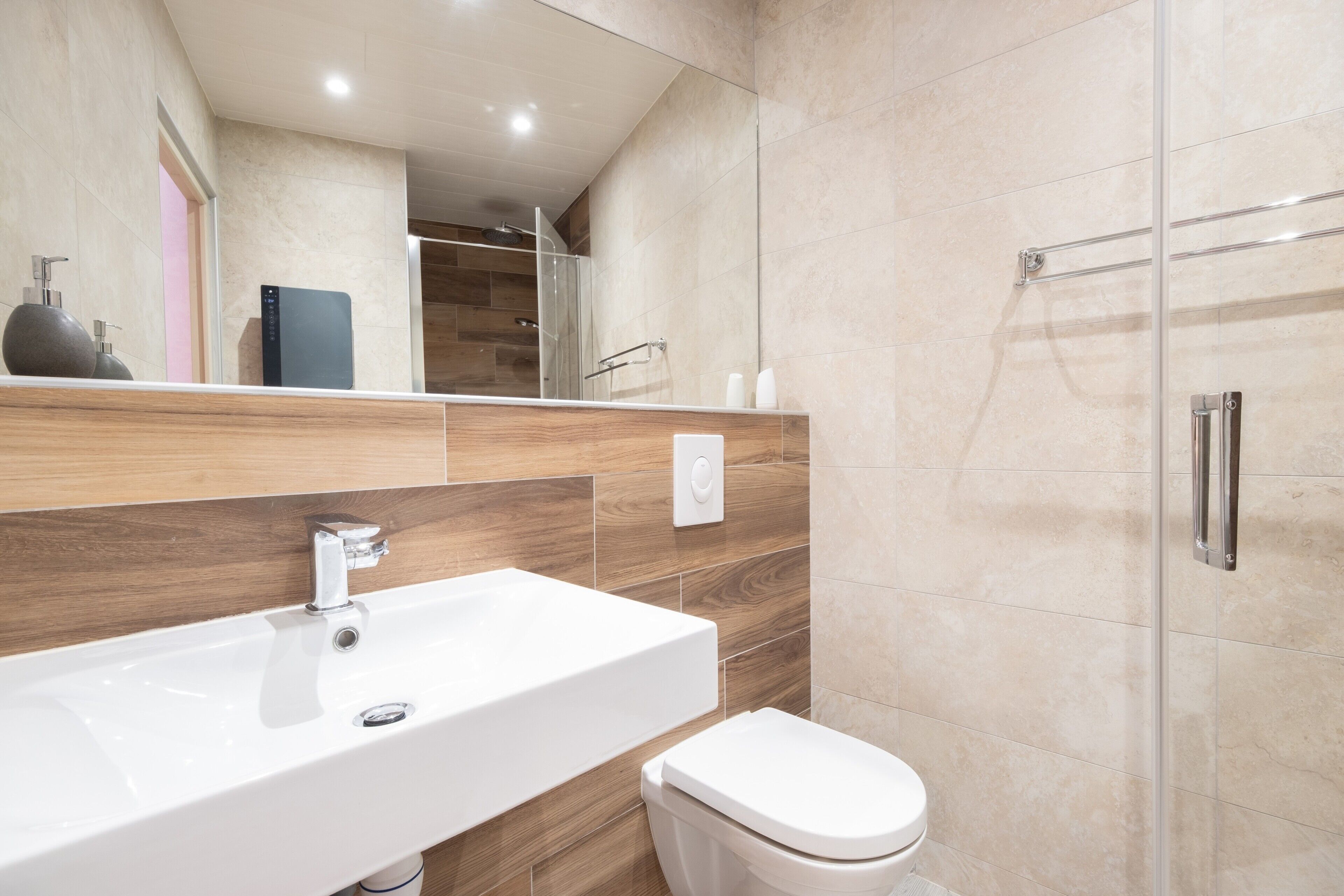 Shower, hair dryer, towels