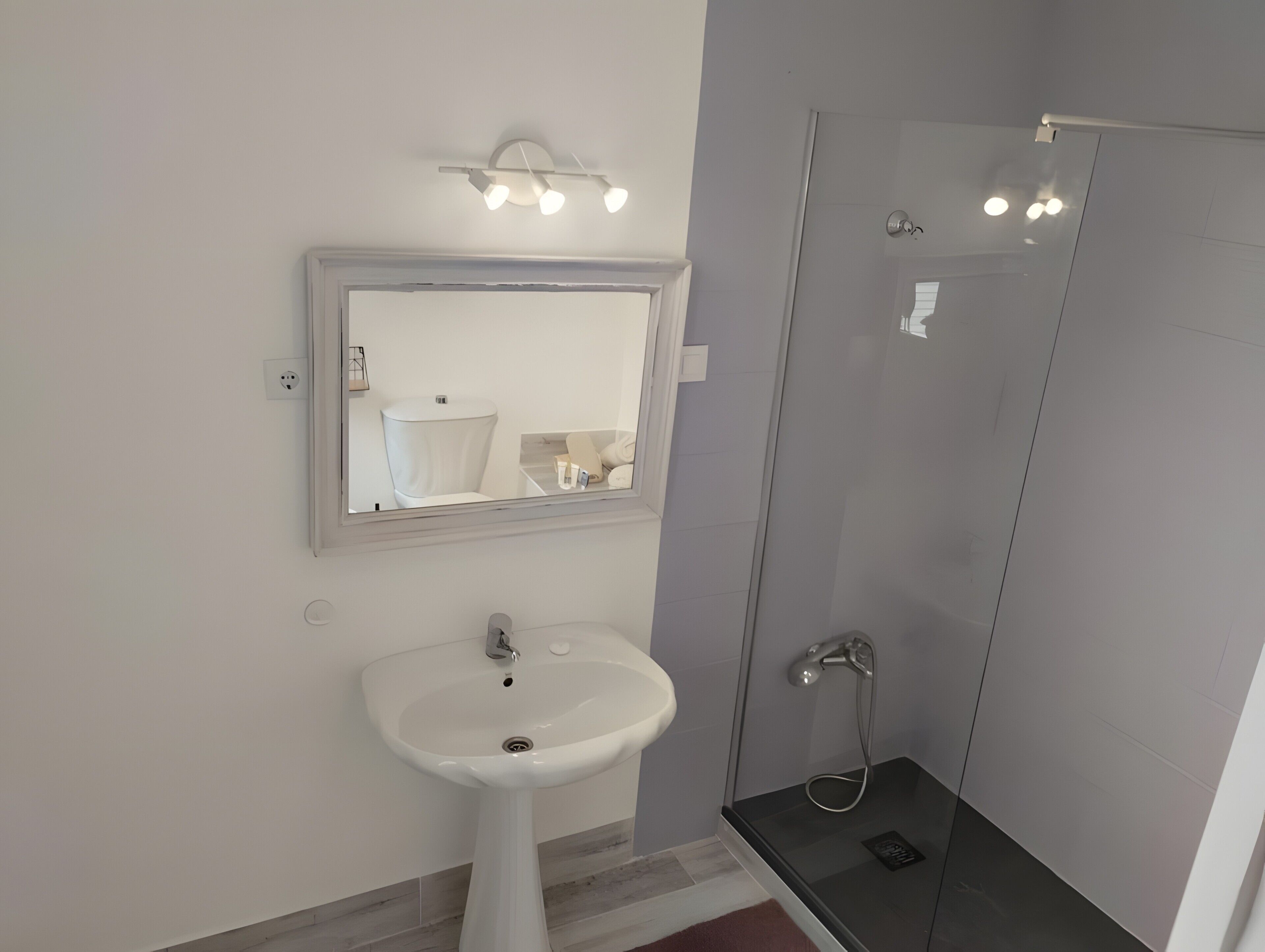 Douche, sèche-cheveux, serviettes fournies