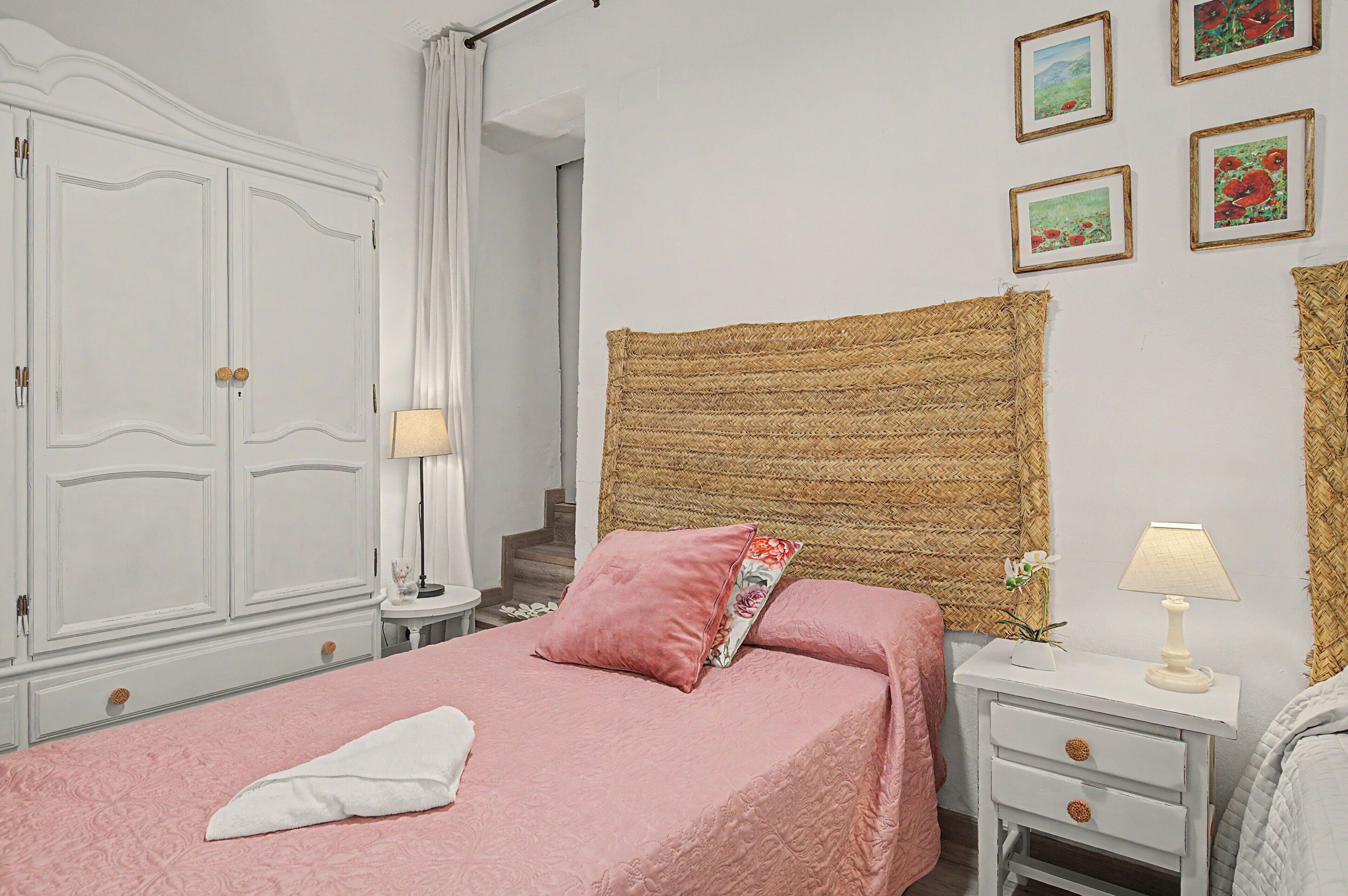 3 bedrooms, iron/ironing board, bed sheets