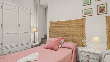 3 bedrooms, iron/ironing board, bed sheets