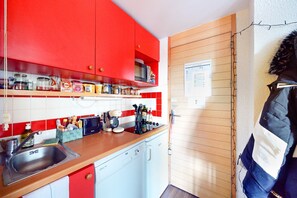 Wasserkocher mit Kaffee-/Teezubehör, Kühlschrank, Mikrowelle, Herdplatte