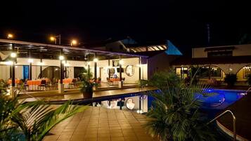 2 piscine all'aperto