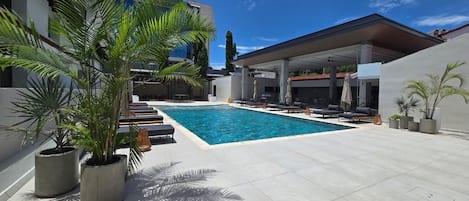 2 outdoor pools