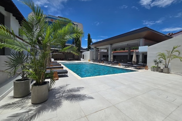 2 piscines extérieures