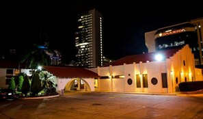 A hotel with a modern design, featuring a prominent entrance and a well-lit facade. - Hotel Alameda (Tegucigalpa)