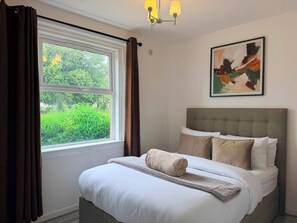 2 bedrooms, iron/ironing board, WiFi, bed sheets - 10 min to airport, house sleeps 6, free parking (Edinburgh)