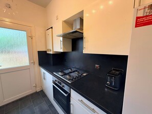 Private kitchen - 10 min to airport, house sleeps 6, free parking (Edinburgh)