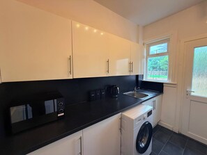 Private kitchen - 10 min to airport, house sleeps 6, free parking (Edinburgh)
