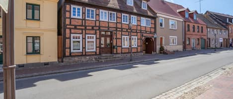 Una hilera de edificios tradicionales de estilo europeo con una calle adoquinada.