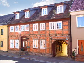 Exterior - Apartment 'Kranich' with Shared Terrace, Shared Garden and Wi-Fi (Röbel)