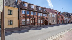 A row of traditional European-style buildings with a cobblestone street. - Apartment 'Fewo Schwan' with Shared Terrace, Shared Garden and Wi-Fi (Röbel)