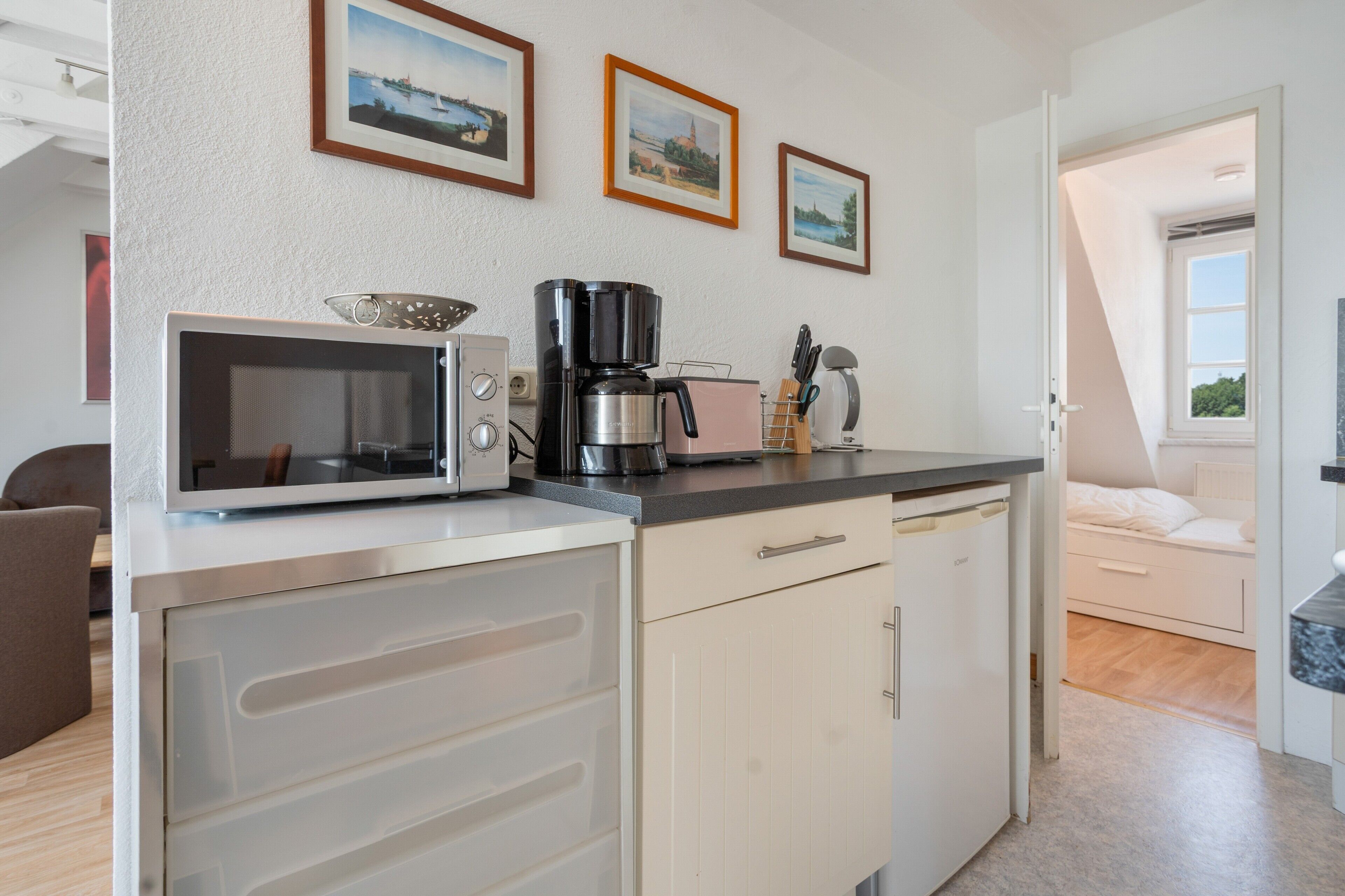 Coffee/tea maker, fridge, microwave, oven