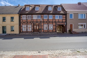 Eine Reihe traditioneller Fachwerkhäuser mit einer Straße davor.