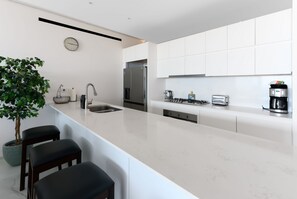 Wasserkocher mit Kaffee-/Teezubehör, Kühlschrank, Mikrowelle, Herdplatte