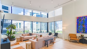 Un salón amplio con un sofá grande, una mesa de centro y un comedor con una silla y una mesa.