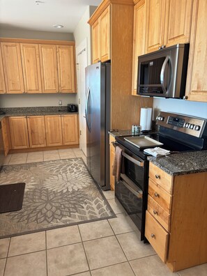 Private kitchen - Downtown TC apartment. Walking distance to everything. (Traverse City)