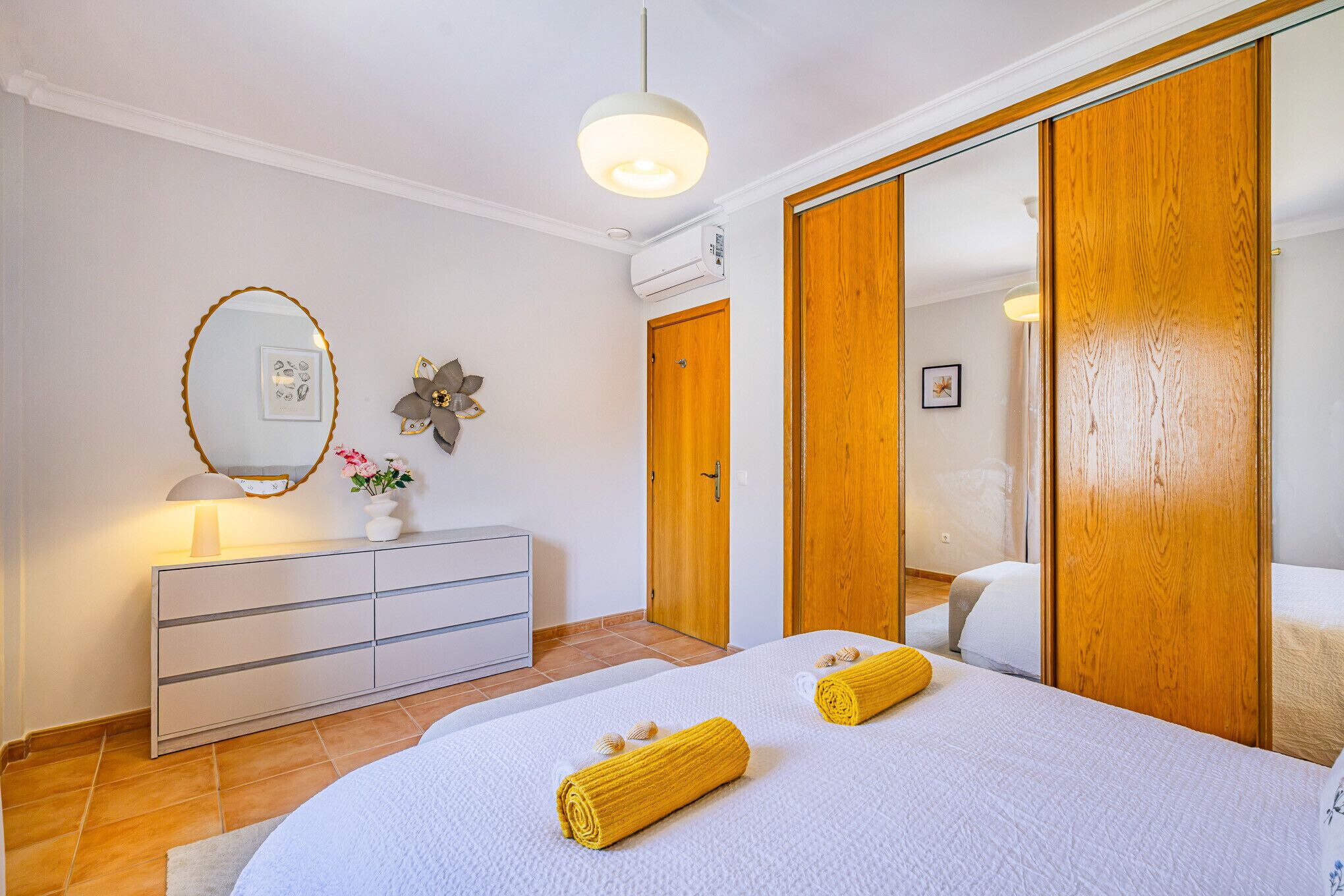 3 slaapkamers, een strijkplank/strijkijzer, gratis wifi, beddengoed