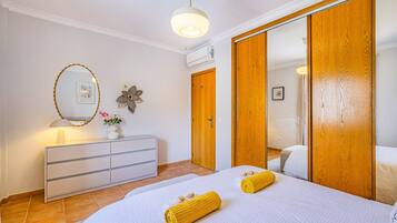 3 slaapkamers, een strijkplank/strijkijzer, gratis wifi, beddengoed
