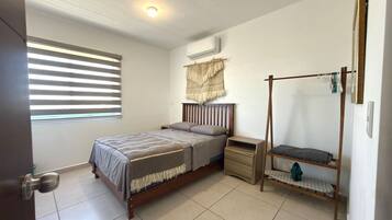 Escrivaninha, ferros/tábuas de passar roupa, Wi-Fi, roupa de cama