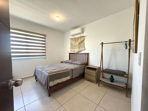 Escrivaninha, ferros/tábuas de passar roupa, Wi-Fi, roupa de cama