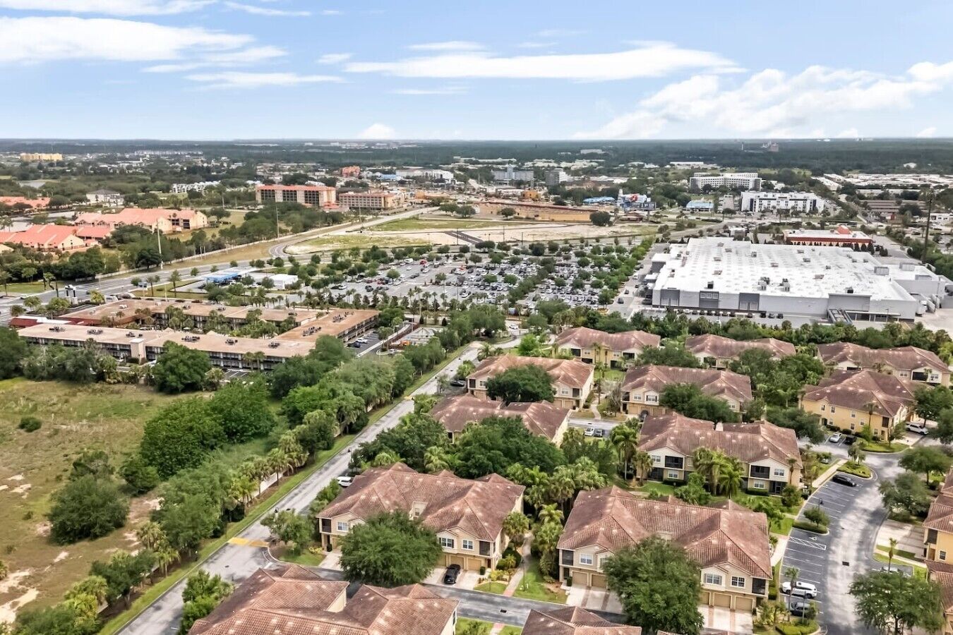 Un quartier résidentiel comprenant des maisons, des rues et un grand ensemble immobilier.
