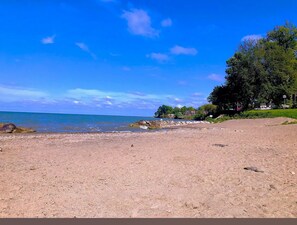 Beach - Luxury Retreat for Discerning Couples and Business Travelers (Vermilion)