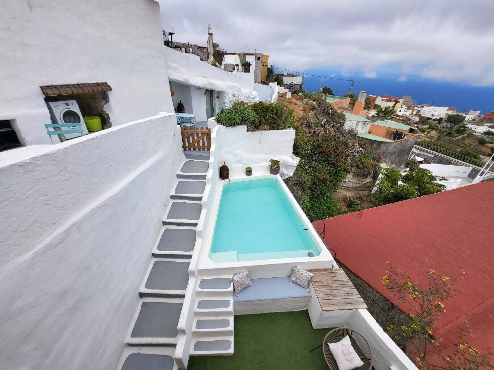 Una piscina en la azotea con vistas a la ciudad.