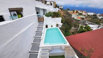 Una piscina en la azotea con vistas a la ciudad.