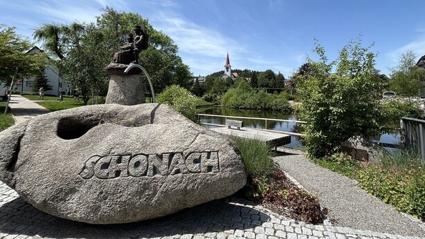 Un monument de pedra gran amb la inscripció 'ZURICH' en un parc.