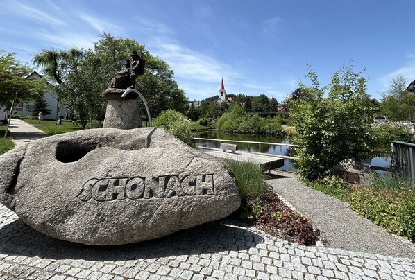 Een groot stenen monument met de inscriptie 'ZURICH' in een park.