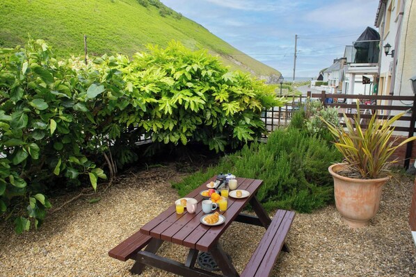 Outdoor dining - Glan Garan, Cwm Tydu (New Quay)