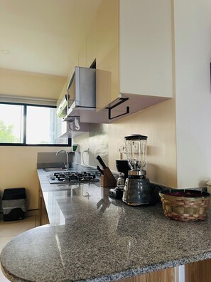 Wasserkocher mit Kaffee-/Teezubehör, Kühlschrank, Mikrowelle, Ofen