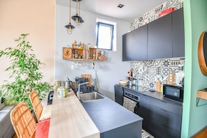 Wasserkocher mit Kaffee-/Teezubehör, Kühlschrank, Mikrowelle, Ofen