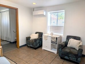 Interior - Downtown District Modern Apt - Yard - WiFi - King (Albuquerque)