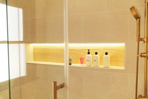 Dusche, Haartrockner, Handtücher, Seife