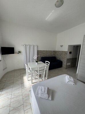 Interior - A recently renovated and tastefully furnished vacation home. (Barano D'ischia)