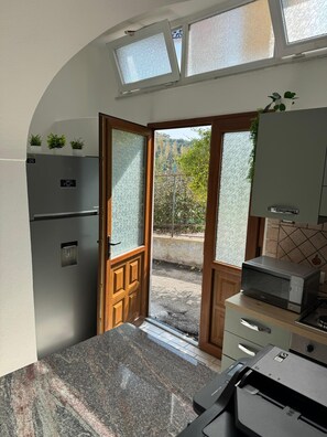 Private kitchen - A recently renovated and tastefully furnished vacation home. (Barano D'ischia)