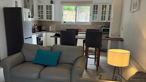 Ein Wohnzimmer mit einer Couch, einem Couchtisch und einer Lampe.