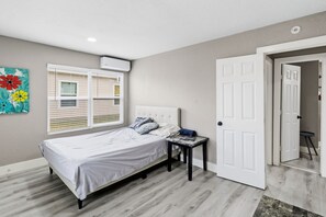 Room - The Houston Hideaway - Spacious 3BR - Sleeps 6 - Near Hobby & Med Center (Houston)