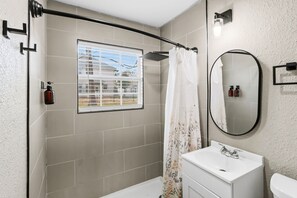Bathroom - The Houston Hideaway - Spacious 3BR - Sleeps 6 - Near Hobby & Med Center (Houston)