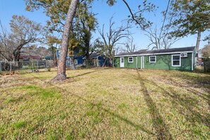 Exterior - The Houston Hideaway - Spacious 3BR - Sleeps 6 - Near Hobby & Med Center (Houston)